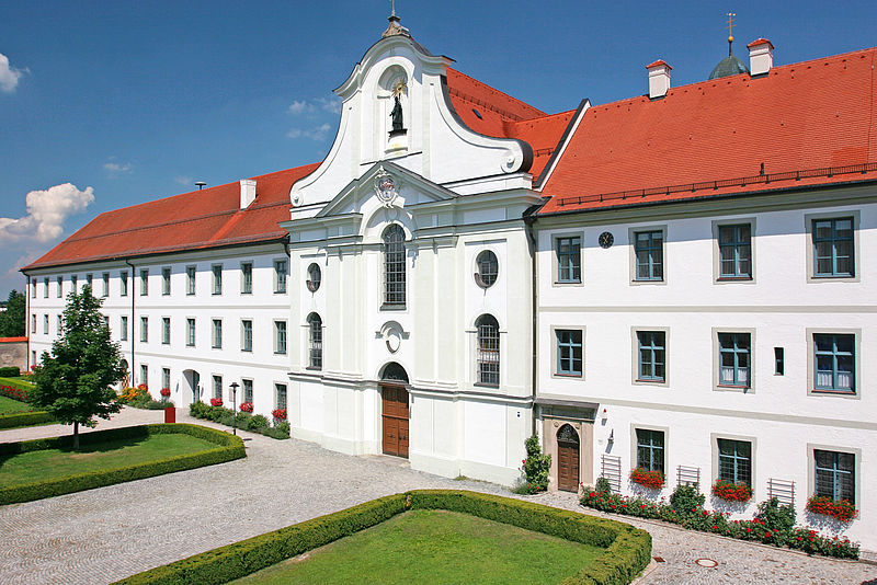 die frühere Kloster, in der heute die Verwaltungsgemeinschaft Rott a. Inn und ein Kindergarten untergebracht sind